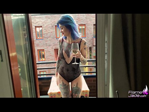❤️ Sjajna djevojka sisa gutljajem i strastveno jebe pod otvorenim nebom ️❌ Samo porno na bs.hentai-menu.ru ❌❤